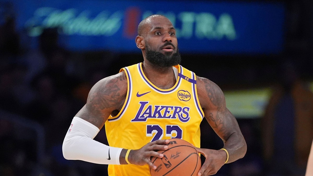 LeBron James v drese Los Angeles Lakers.