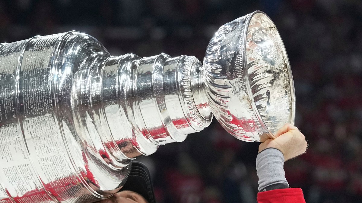 Sam Reinhart bozkáva Stanley Cup.