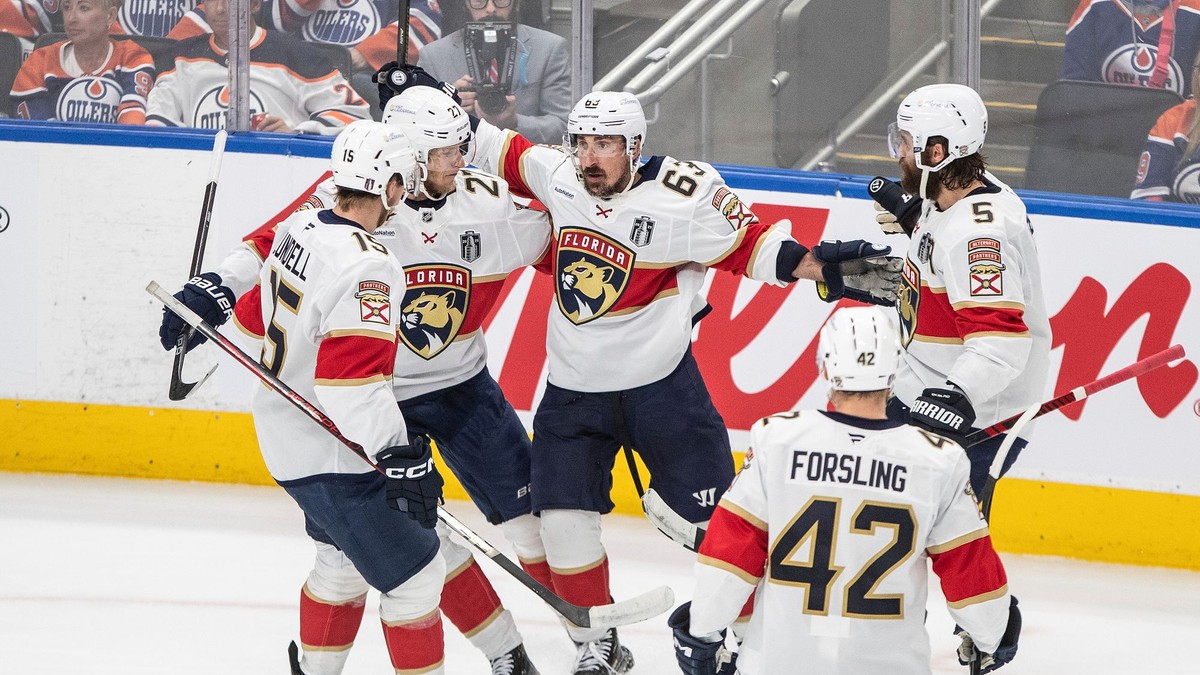 Brad Marchand (63) oslavuje gól do siete Edmontonu.