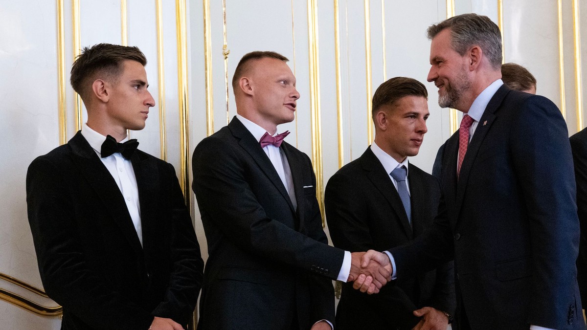 Slovenskí futbaloví reprezentanti do 21 rokov, zľava Artur Gajdoš, Nino Marcelli, Tomáš Suslov, a prezident SR Peter Pellegrini počas prijatia v Prezidentskom paláci.