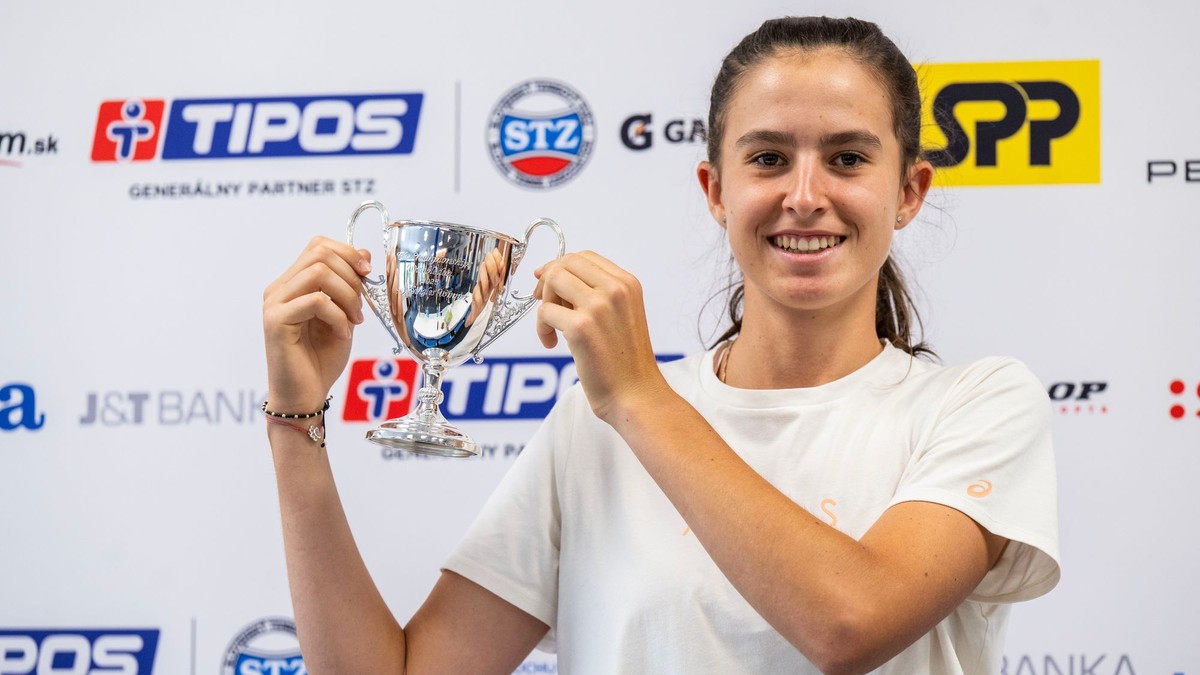 Mia Pohánková na tlačovej konferencii pózuje s trofejou za víťazstvo v dvojhre junioriek vo Wimbledone 2025.
