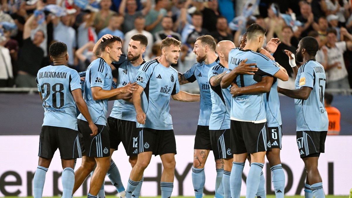 Na snímke radosť hráčov Slovana po strelení druhého gólu