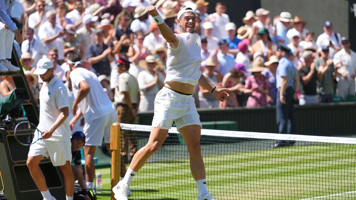Julian Cash (vpravo) a Lloyd Glasspool vyhrali štvorhru mužov na grandslamovom turnaji Wimbledon 2025.