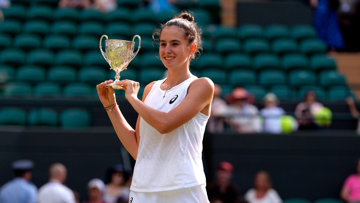 Mia Pohánková s trofejou po víťazstve vo finále juniorskej dvojhry na grandslamovom turnaji Wimbledon 2025.