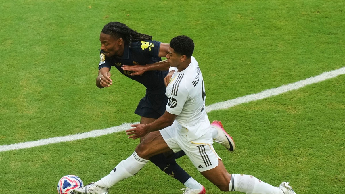 Hráč Juventusu Turín Khephren Thuram (19) a Jude Bellingham z Realu Madrid počas osemfinálového zápasu Real Madrid - Juventus Turín na majstrovstvách sveta klubov.