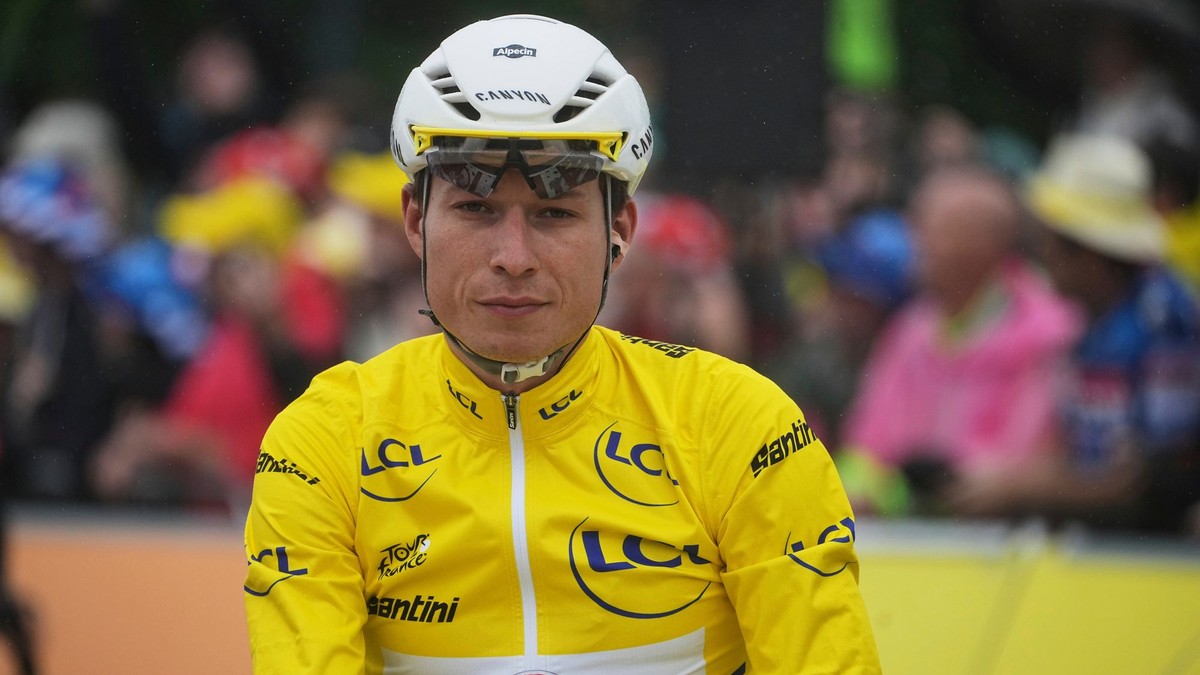 Jasper Philipsen v žltom drese na Tour de France 2025.