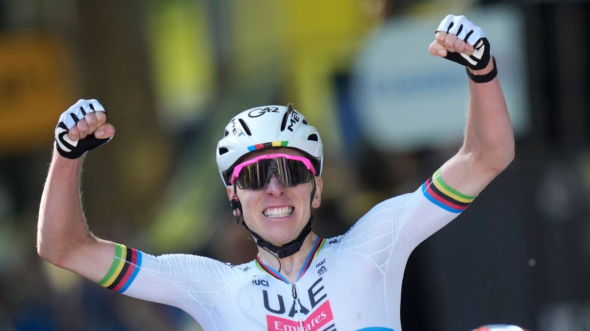 Tadej Pogačar oslavuje triumf v 4. etapy Tour de France.