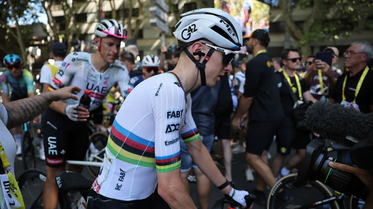 Tadej Pogačar po páde v cieli 11. etapy Tour de France 2025. 