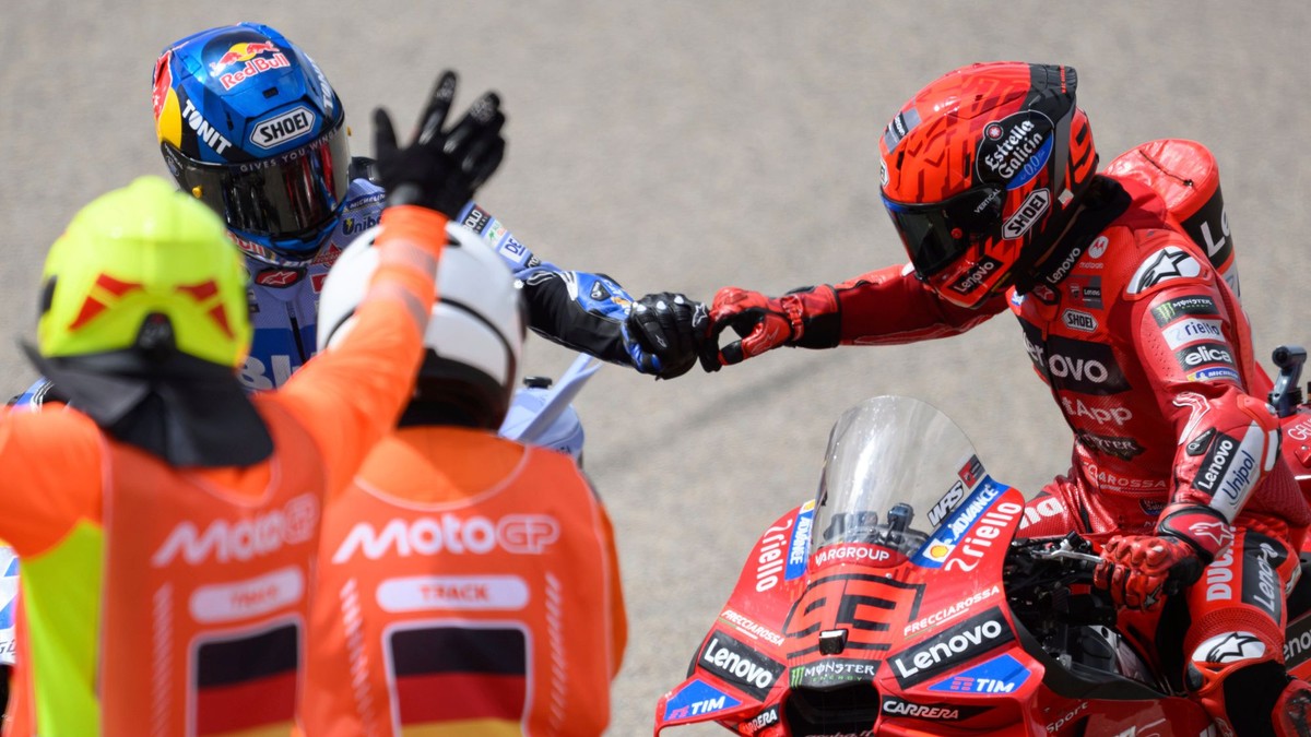 Alex Márquez (vľavo) a jeho brat Marc Márquez po víťazstve na Veľkej cene Nemecka 2025.