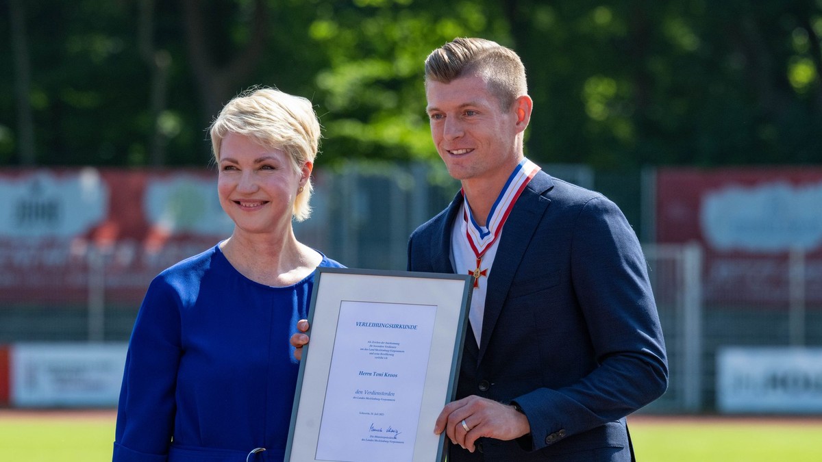 Premiérka nemeckej spolkovej krajiny Meklenbursko-Predpomoransko Manuela Schwesigová (vľavo) odovzdala štátne vyznamenanie za spoločenskú angažovanosť v rodnom regióne Tonimu Kroosovi.