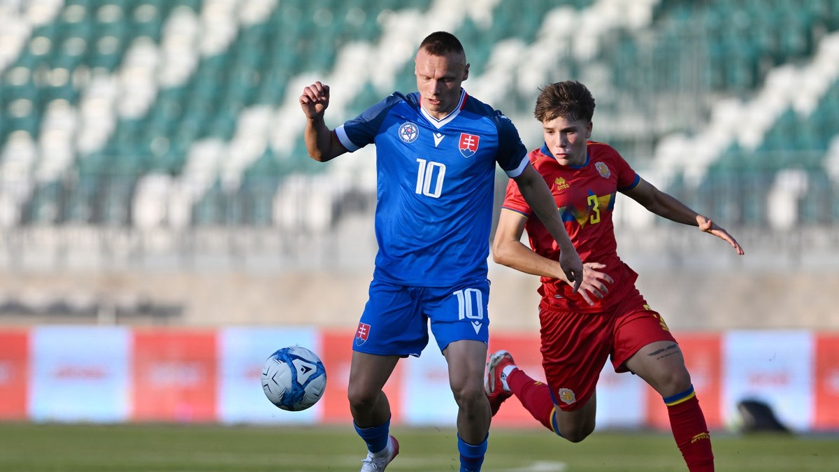 Na snímke vľavo hráč Slovenska Nino Marcelli a hráč Andorry Daniel Vieira.