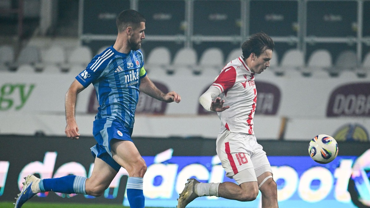 Sprava Adrián Fiala z Trenčína a Kenan Bajrić z Bratislavy počas zápasu Niké ligy.