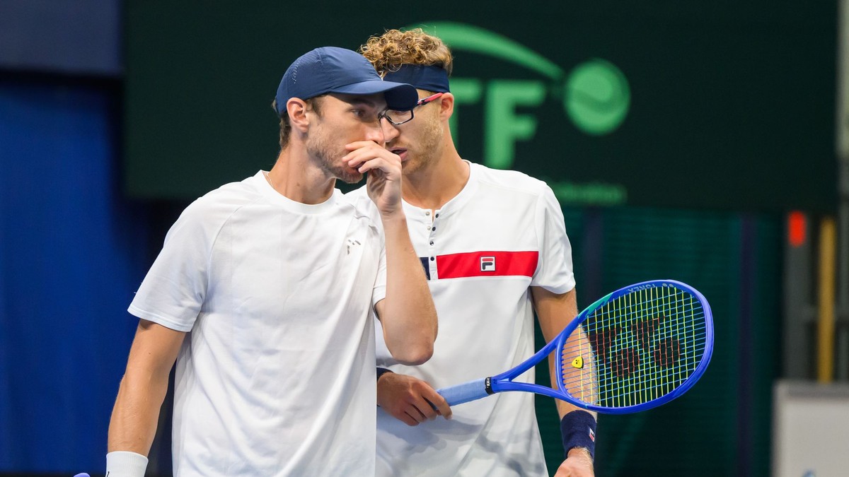 Na snímke zľava slovenskí daviscupoví reprezentanti Lukáš Klein a Miloš Karol.