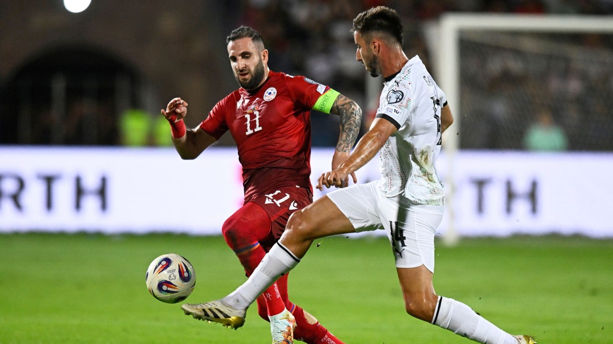 Tigran Barseghjan (vľavo) v zápase Arménsko - Portugalsko v kvalifikácii MS 2026.
