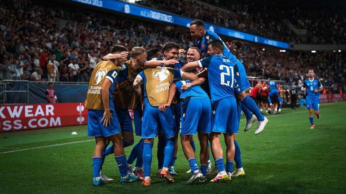 Slováci oslavujú gól v zápase  Slovensko - Nemecko (Kvalifikácia MS 2026)