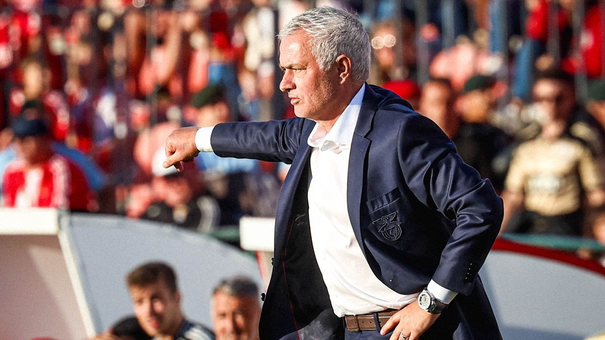 Jose Mourinho na lavičke Benficy Lisabon