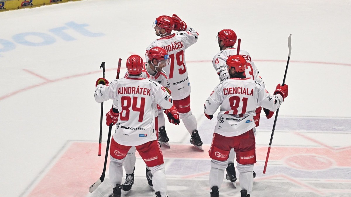 Třinec oslavuje gól. 