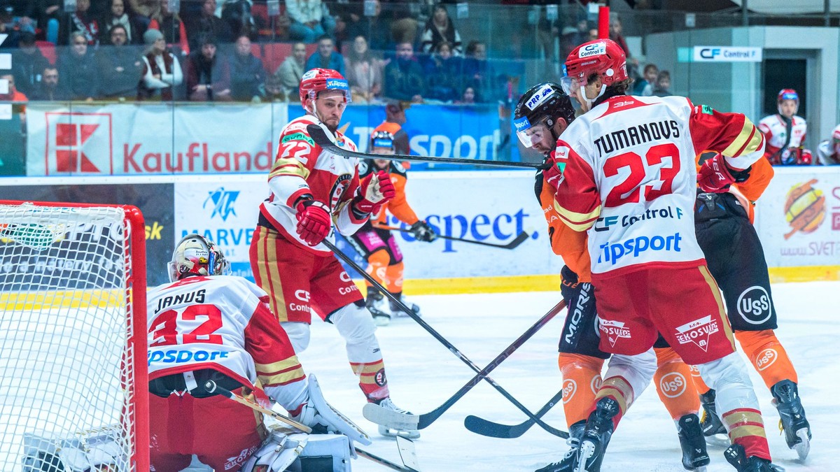 Na snímke zľava brankár Jaroslav Janus, Lukáš Kozák (obaja Prešov) a Miks Tumanovs (Prešov) počas zápasu 8. kola hokejovej Tipsport extraligy HC Prešov - HC Košice