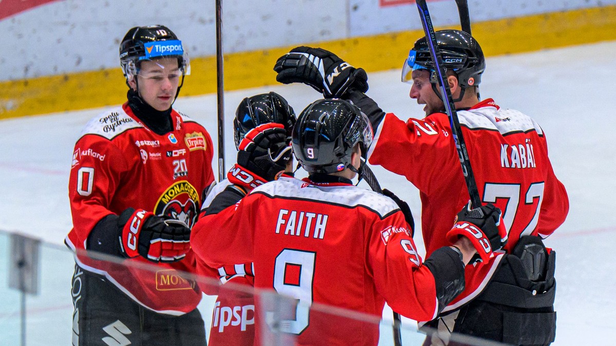 Hokejisti Banskej Bystrice sa tešia z gólu.