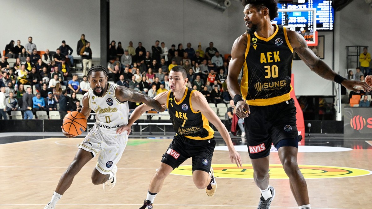 Rickey McGill (Levice), Dimitris Flionis a Chris Silva (obaja Atény) v zápase F-skupiny 3. kola skupinovej fázy LM v basketbale mužov Patrioti Levice - AEK BC Atény.