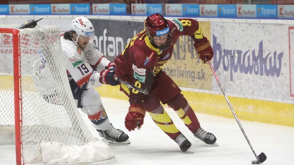 Na snímke Colle Cassels (Zvolen) a Adam Goljer (Trenčín) bojujú o puk.