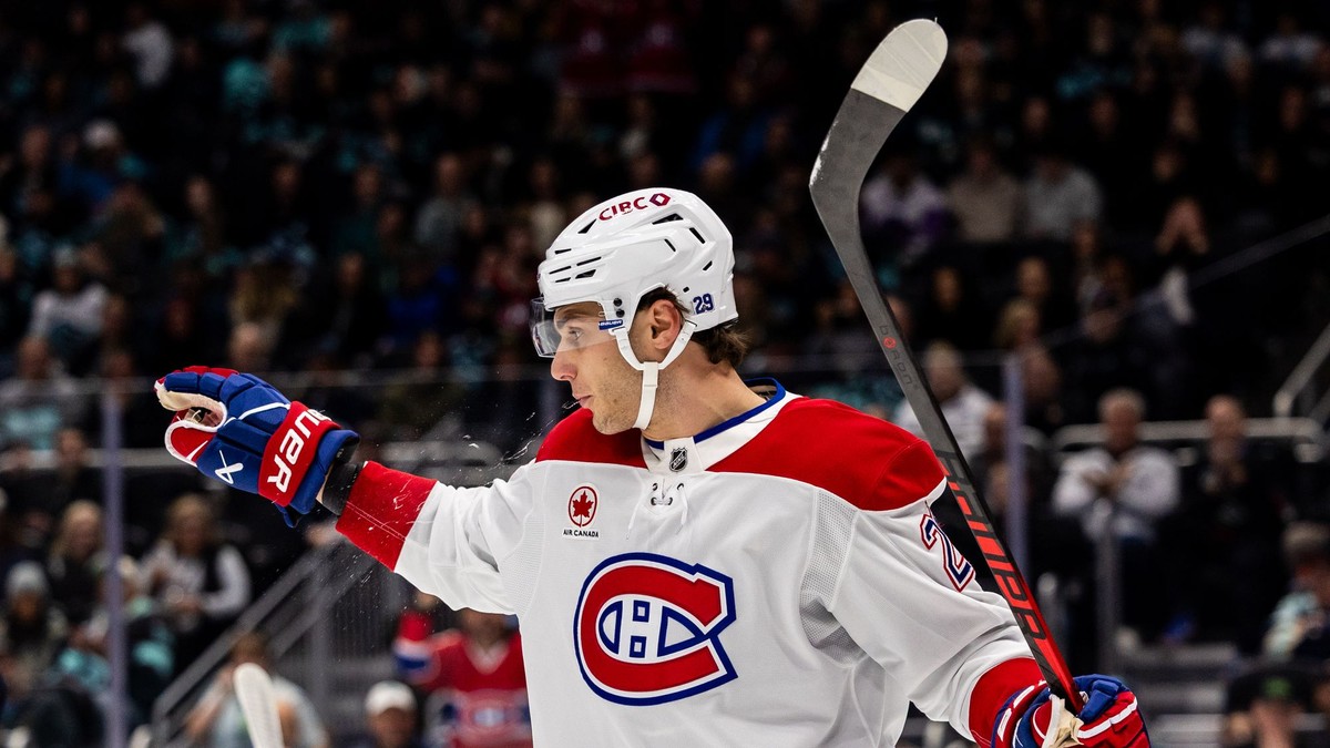 Juraj Slafkovský (20) oslavuje gól Montrealu Canadiens počas zápasu zámorskej NHL.