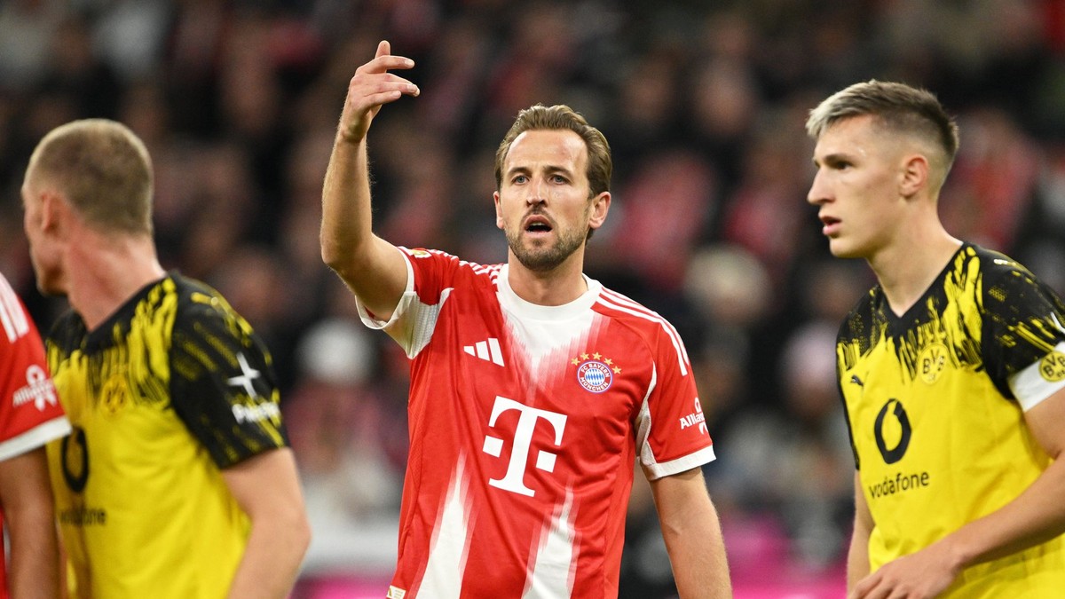 Harry Kane z Bayernu, uprostred, počas bundesligového futbalového zápasu medzi Bayernom Mníchov a Borussiou Dortmund v Mníchove.