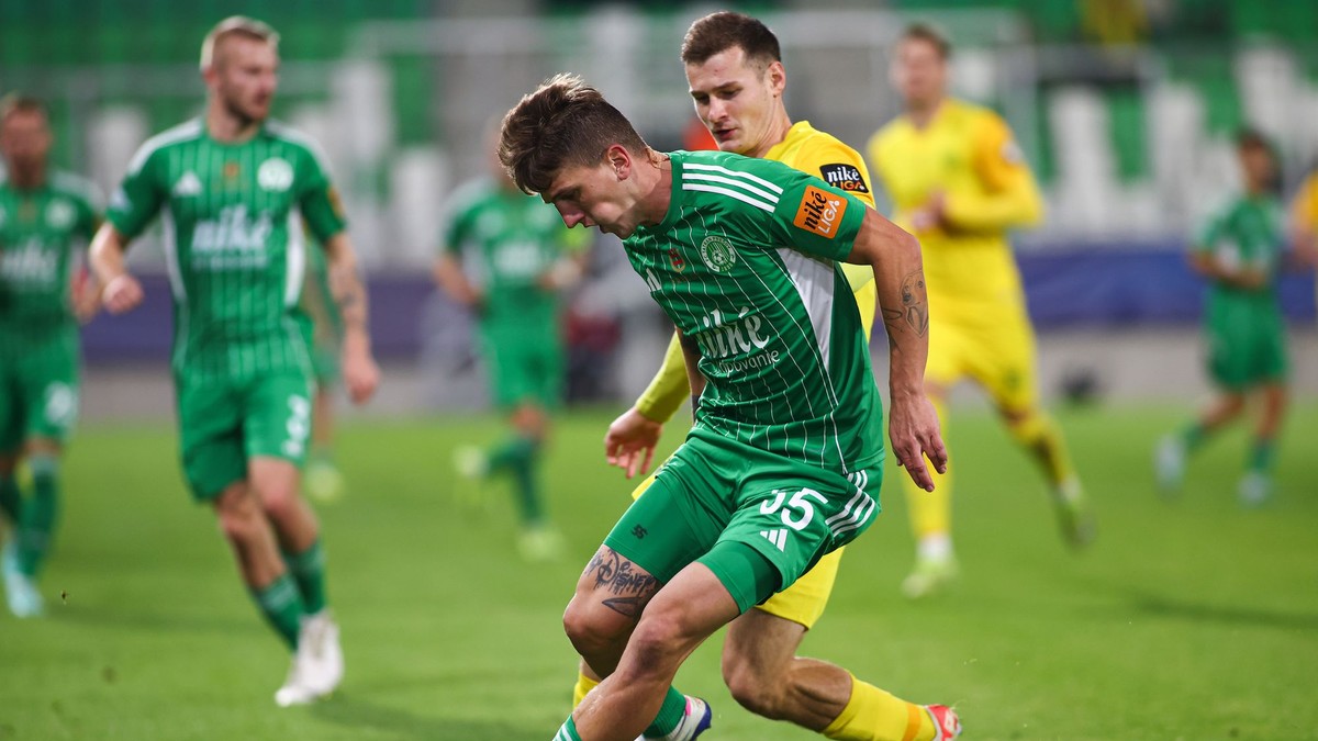 Na snímke  v popredí sprava Patrik Iľko (Žilina) a Taras Bondarenko (Prešov) bojujú o loptu.