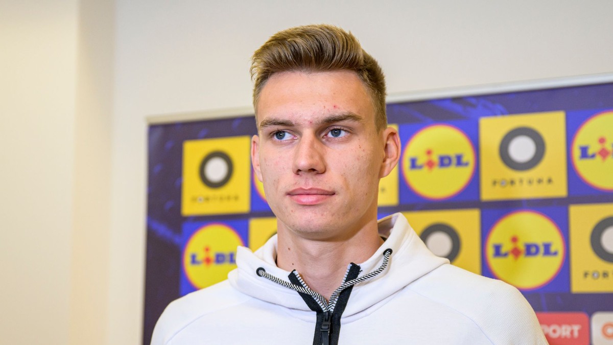 Adam Hrdina počas mediálneho brífingu slovenskej futbalovej reprezentácie do 21 rokov.