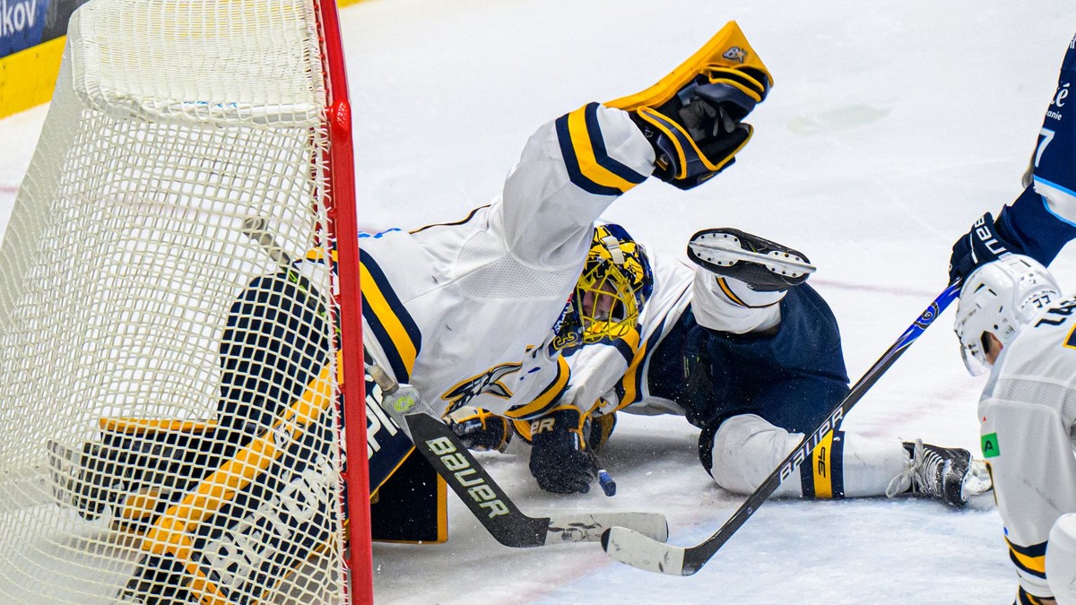 Na snímke vľavo brankár Denis Godla (Spišská Nová Ves) v zrážke so spoluhráčom.