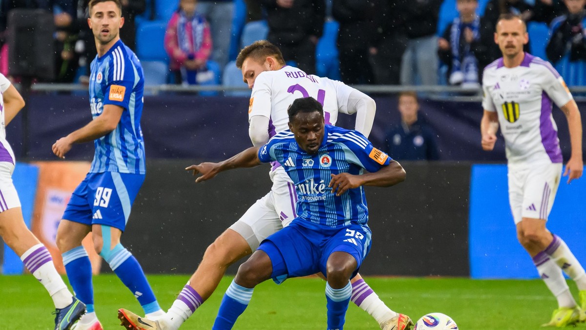 Kelvin Ofori (Slovan) v zápase s Komárnom.