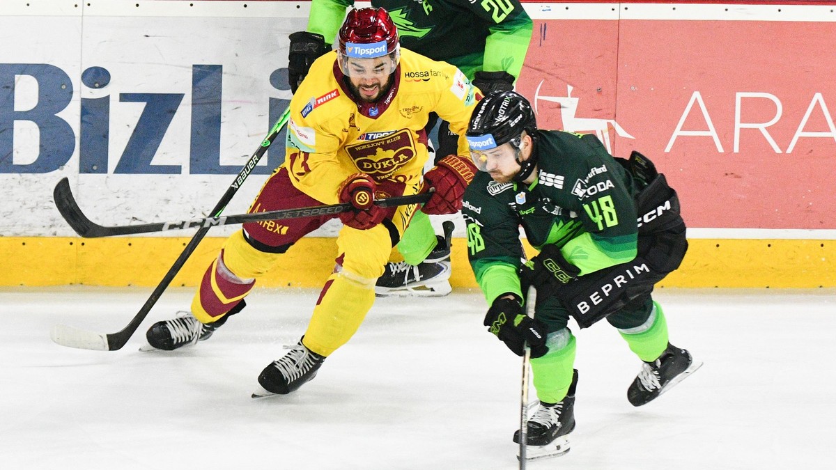 Zľava Nicholas Robert Baptiste z Trenčína a Daniel Gachulinec zo Žiliny v zápase 17. kola hokejovej Tipsport ligy.