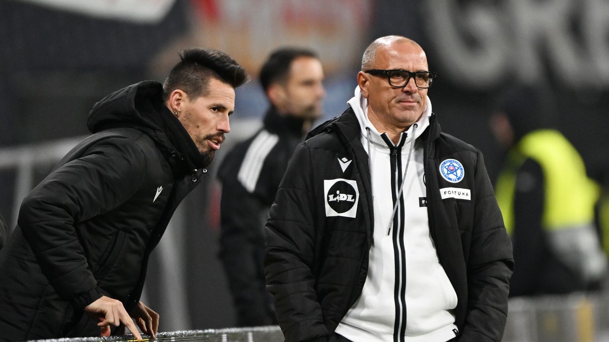 Na snímka sprava tréner Francesco Calzona (Slovensko) a asistent trénera Marek Hamšík.