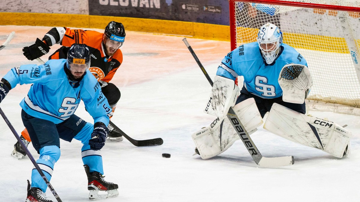 zľava Patrik Bačik (Slovan), Matúš Spodniak (Michalovce) a brankár Henri Kiviaho (Slovan) 
