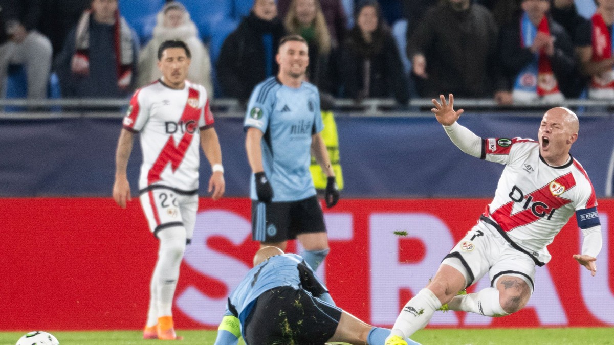 Na snímke zľava hráč Slovana Vladimír Weiss ml. a hráč Vallecana Isi Palazón bojujú o loptu.