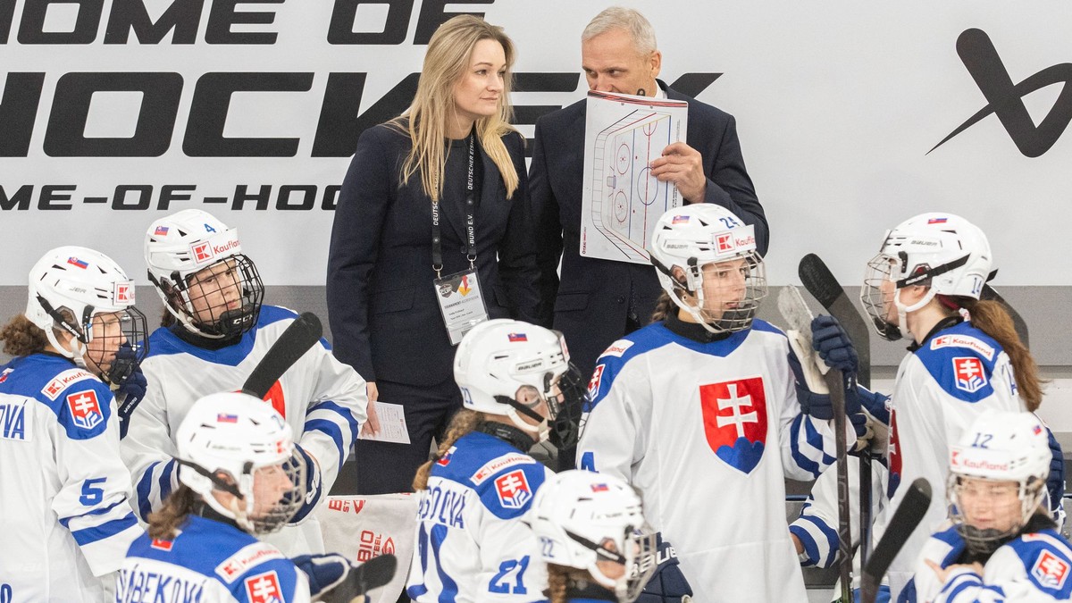 Na snímke hore sprava slovenských hokejistiek Miroslav Mosnár a jeho asistentka Iveta Frühauf Karafiátová.