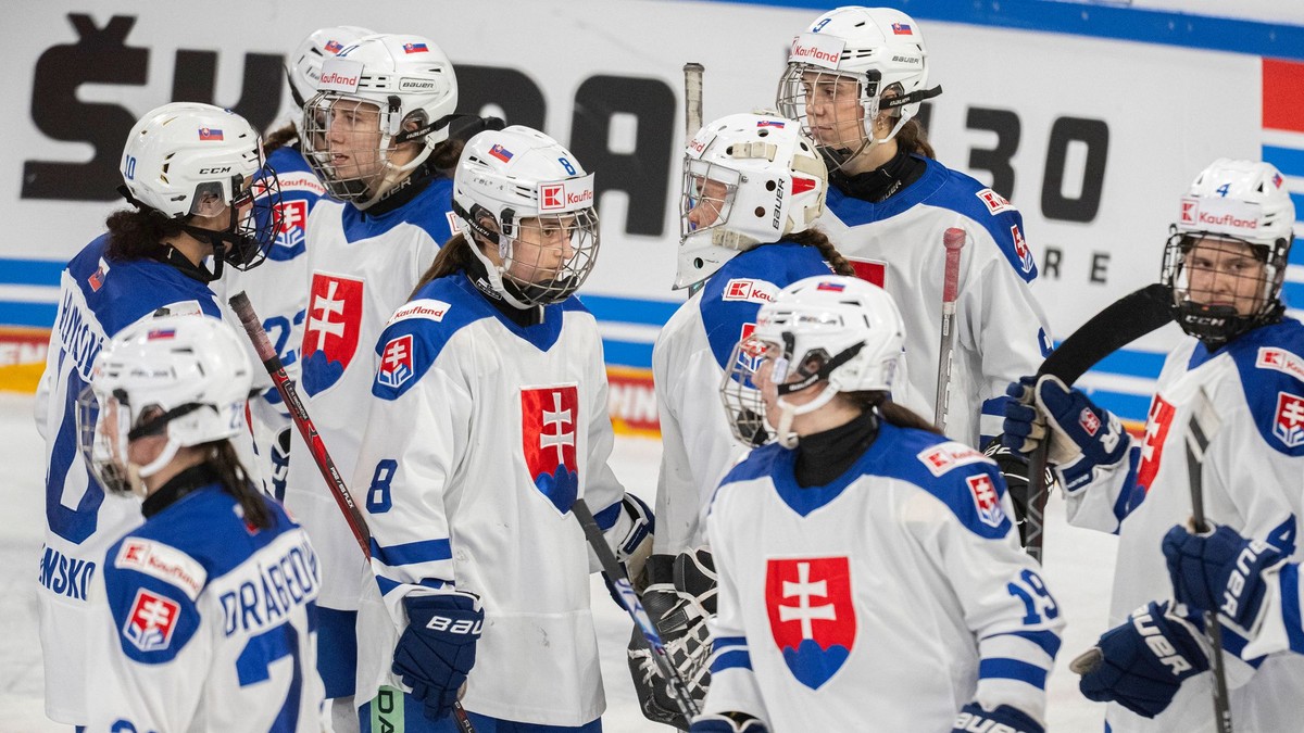 Smutné slovenské hokejistky po prehre v predĺžení s Nemkami 2:3 po zápase Nemecko - Slovensko na Nemeckom pohári žien.