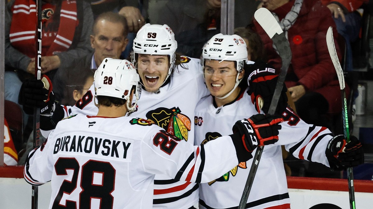 Hokejisti Chicago Blackhawks oslavujú gól v sieti Calgary Flames.
