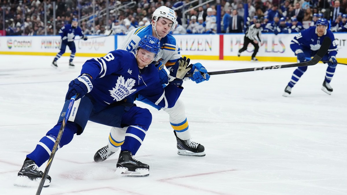 Dalibor Dvorský (St. Louis) v súboji o puk so Stevenom Lorentzom (Toronto).