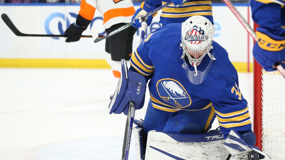 Brankár Michael Houser v drese Buffala Sabres.