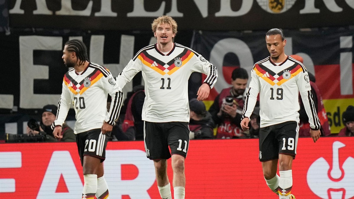 Hráči Nemecka oslavujú gól v sieti Slovenska.