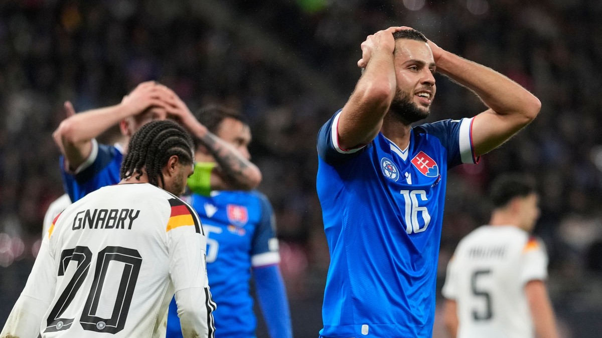 Dávid Hancko v zápase proti Nemecku.