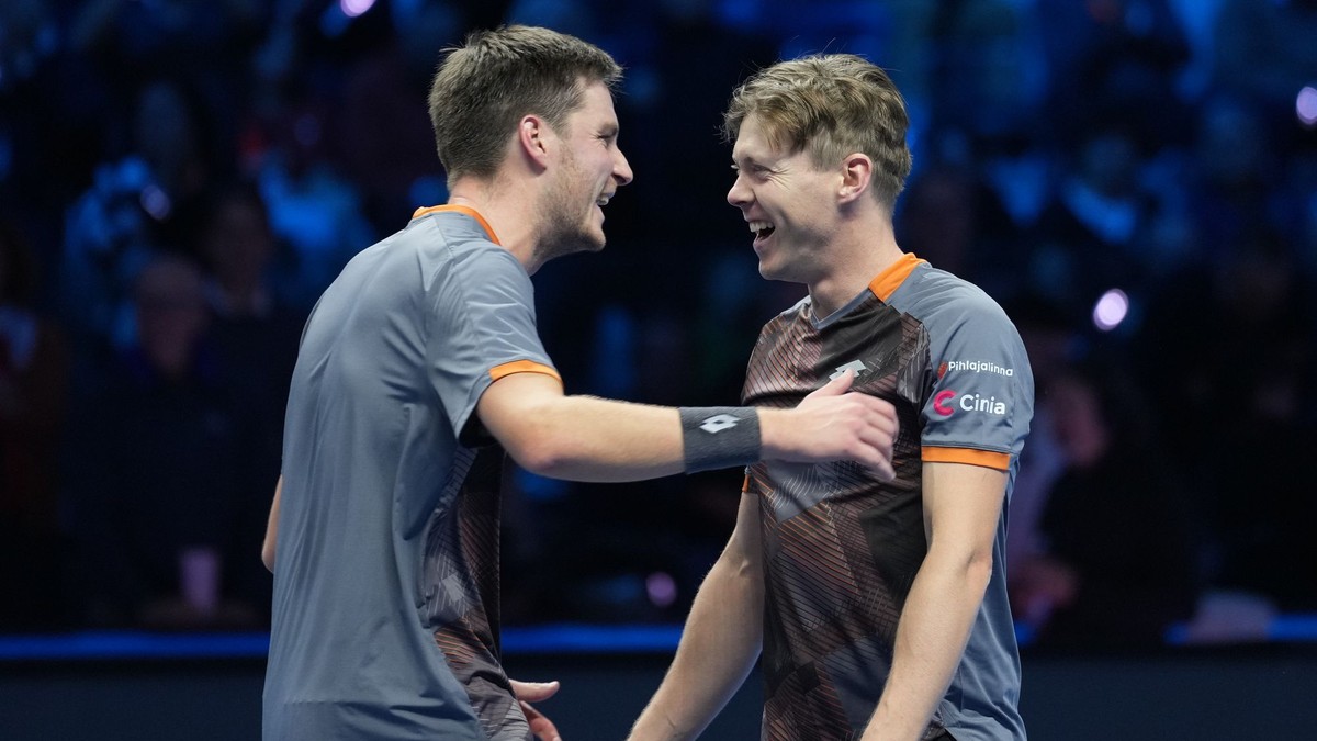 Harri Heliovaara a Henry Patten oslavujú víťazstvo na Turnaji majstrov 2025.