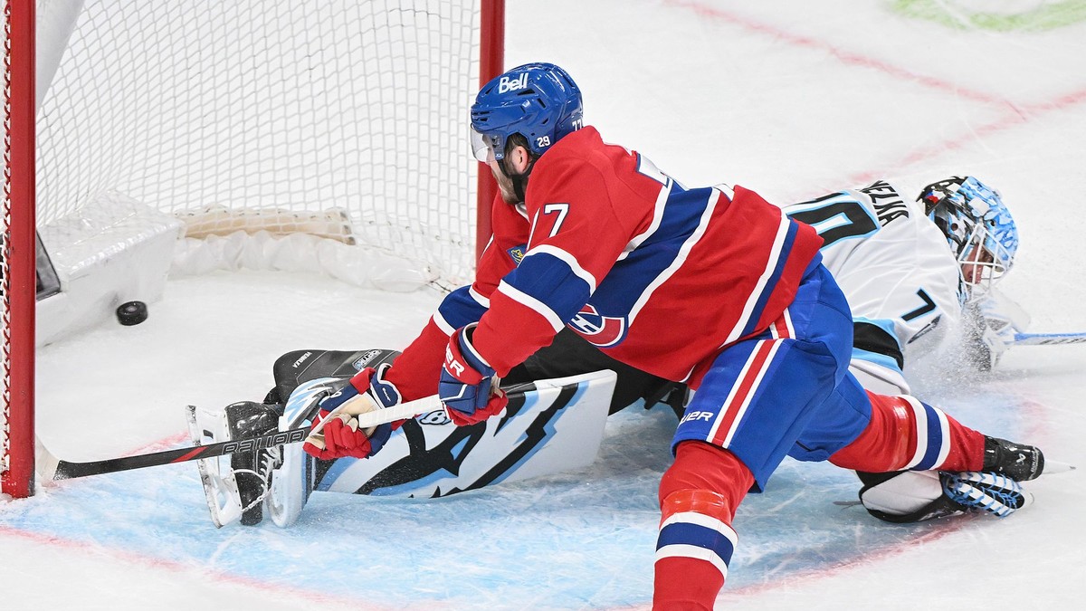 Kirby Dach (77) skóruje cez brankára Utahu Mammoth Karla Vejmelku v zápase zámorskej hokejovej NHL.