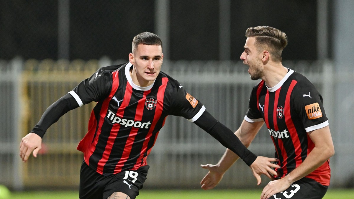 Na snímke hráči Trnavy zľava Timotej Kudlička a Filip Twardzik sa tešia z gólu.