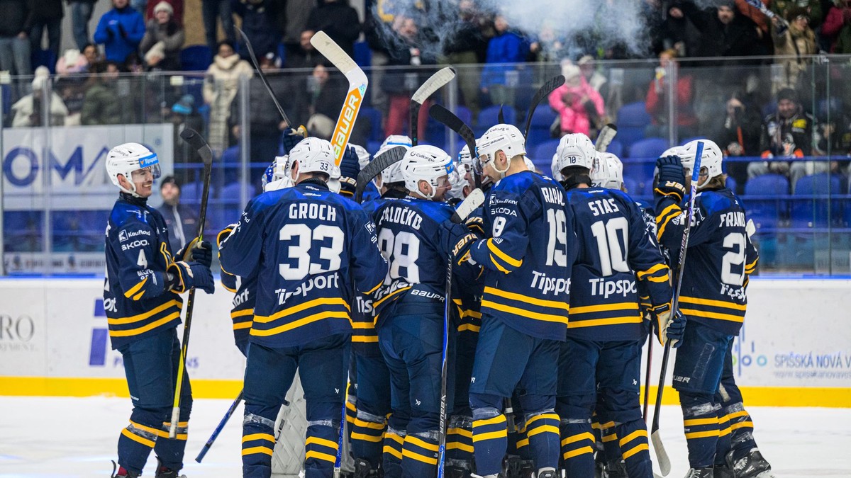 Na snímke hokejisti Spišskej Novej Vsi sa tešia z víťazstva po zápase 34. kola hokejovej Tipsport extraligy HK Spišská Nová Ves - HC Košice.