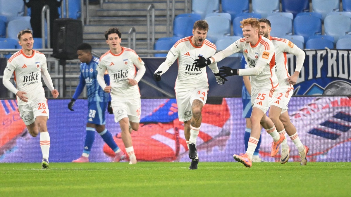 Na snímke kapitán Ružomberka Jan Hladík (uprostred).