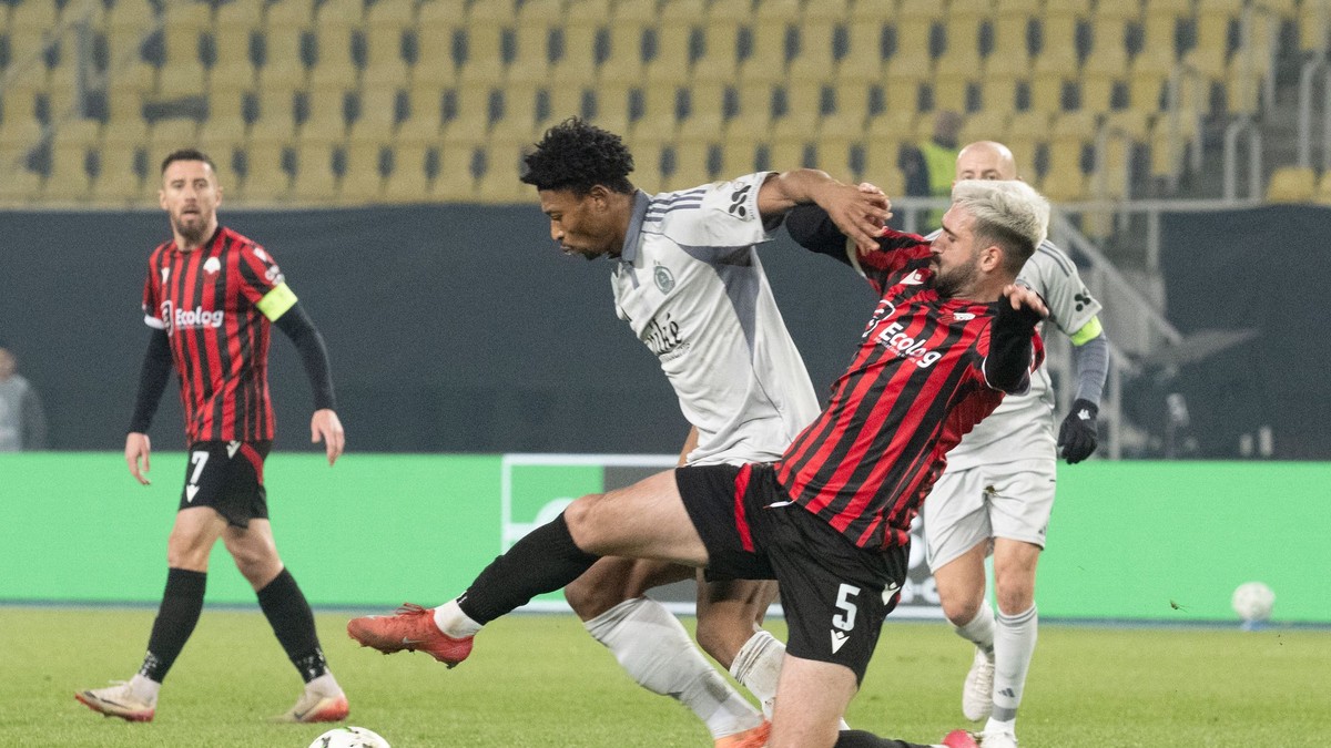 Na snímke vľavo Rahim Ibrahim (Slovan) a vpravo Reshat Ramadani (Škendija) počas stretnutia Škendija Tetovo - Slovan Bratislava.
