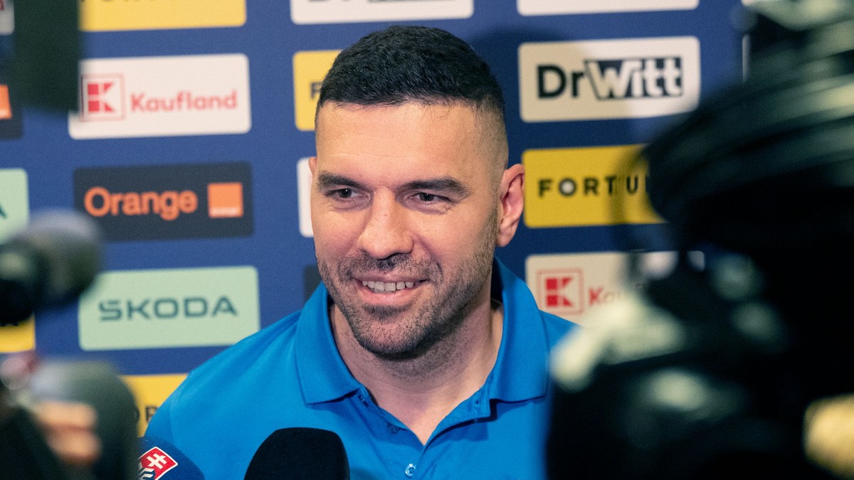 Na snímke tréner slovenskej hokejovej reprezentácie do 20 rokov Peter Frühau.