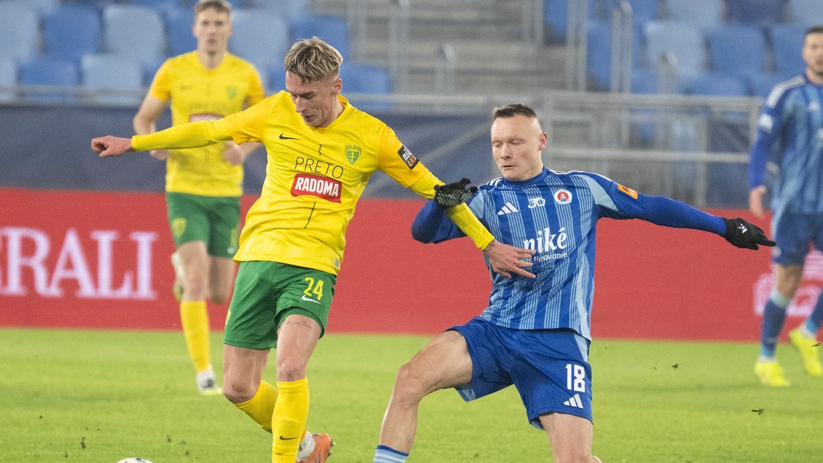 Na snímke uprostred Nino Marcelli (Slovan) a druhý vľavo Samuel Ďatko (Žilina) bojujú o loptu.